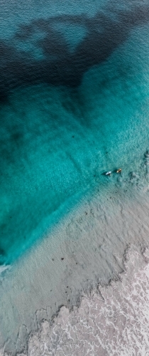 Vertical shot of a blue and white waters on the shore during summer in Perth