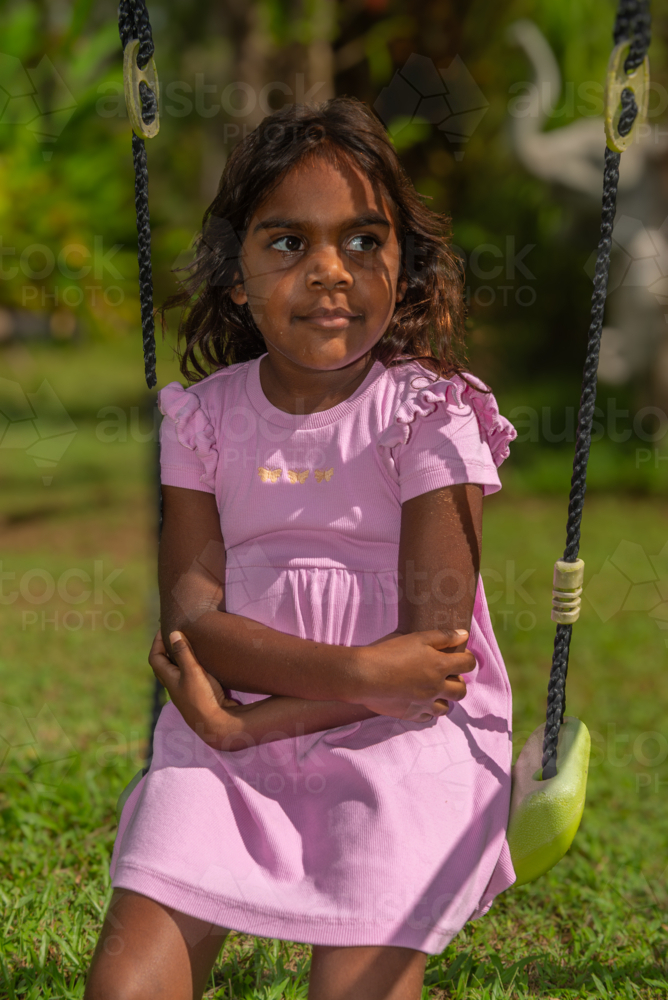 4 year old aboriginal girl holding sore elbow - Australian Stock Image