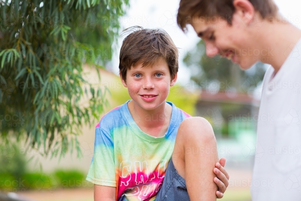 Image of A kid with his teenage brother - Austockphoto