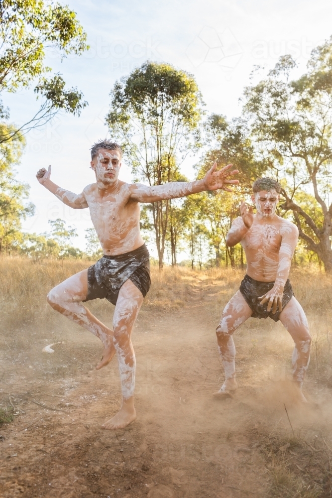 Aboriginal dance and storytelling with ochre body paint and dust - Australian Stock Image