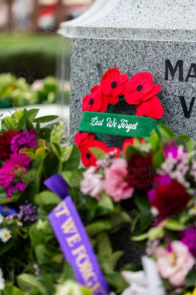 Image of ANZAC day lest we forget wreaths laid on cenotaph - Austockphoto