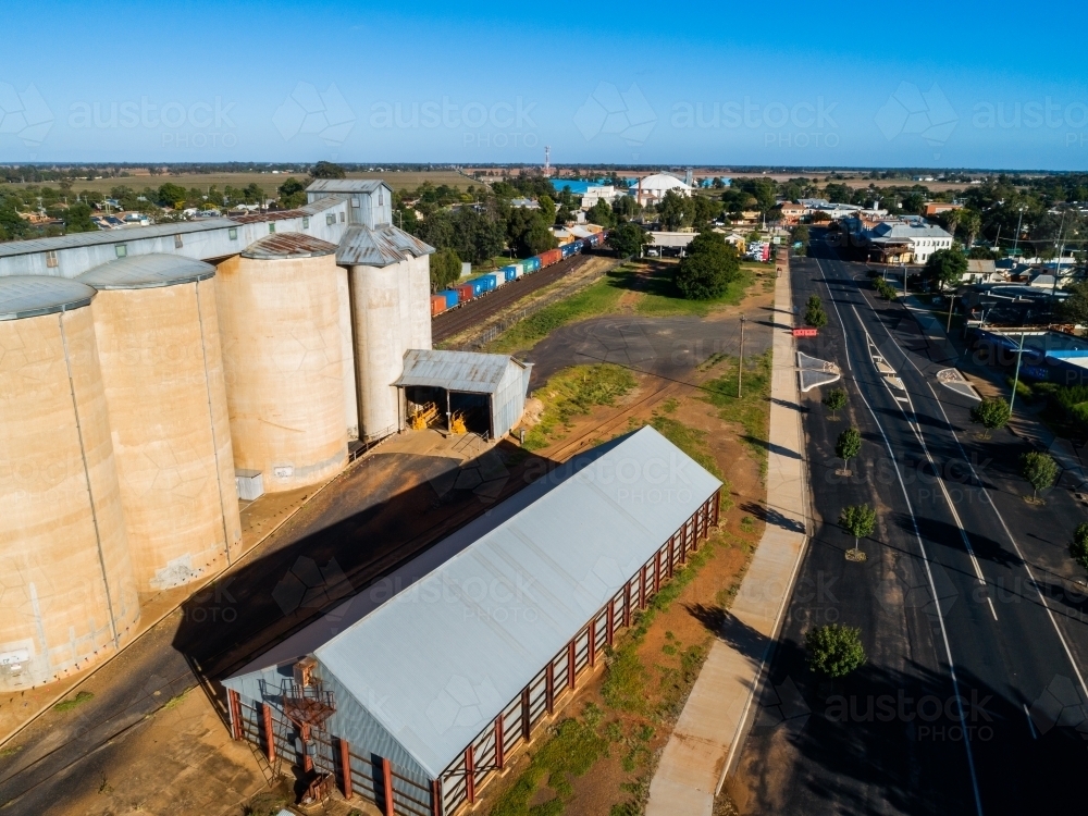 Image of Aussie country town scene in Narromine of grain silos and shed ...