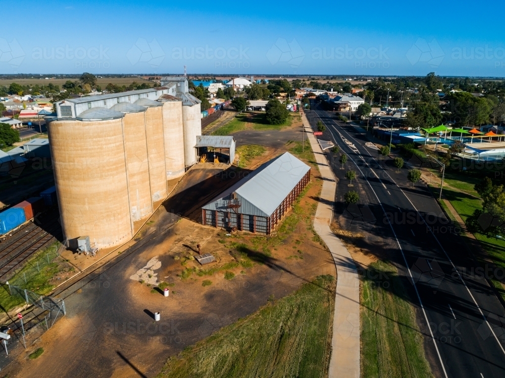 Image of Aussie country town scene in Narromine of grain silos beside ...