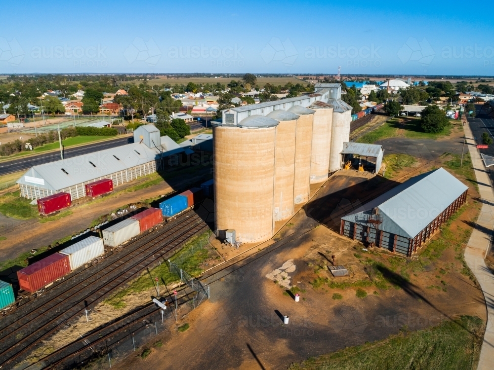 Image of Aussie country town scene in Narromine of grain silos beside ...