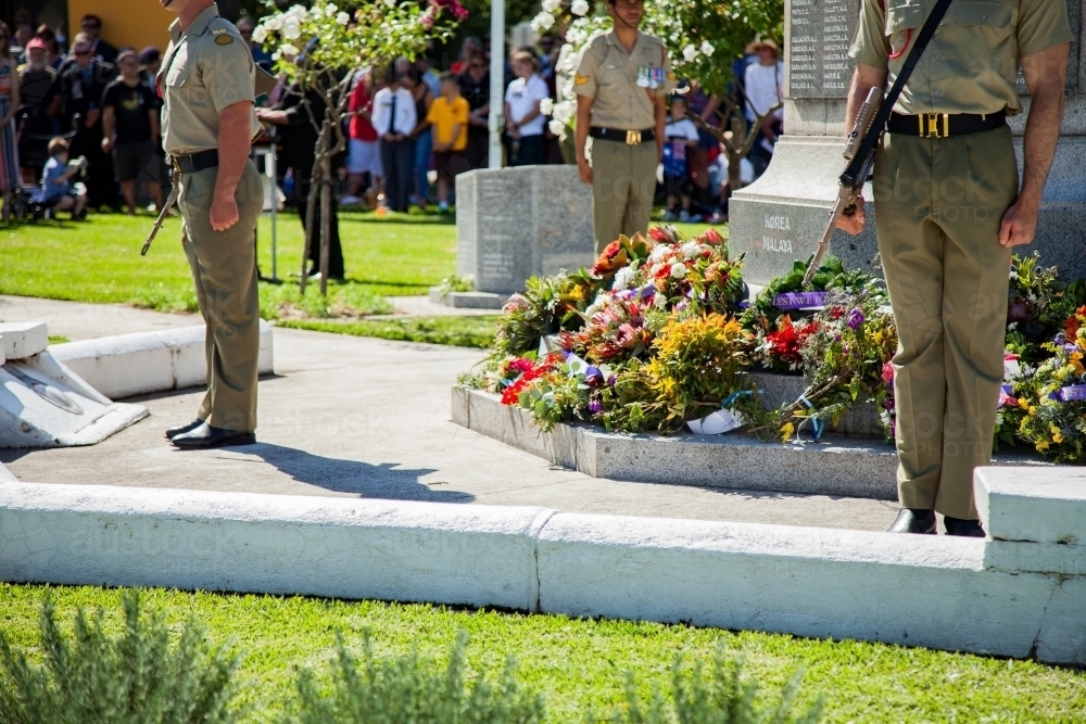 Australian soldiers standing around a cenotaph at an ANZAC Day service - Australian Stock Image