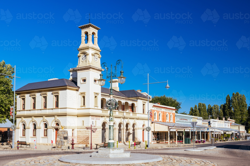 BEECHWORTH, AUSTRALIA - JANUARY 1 2025: Historic Beechworth town centre on a warm summer's day - Australian Stock Image