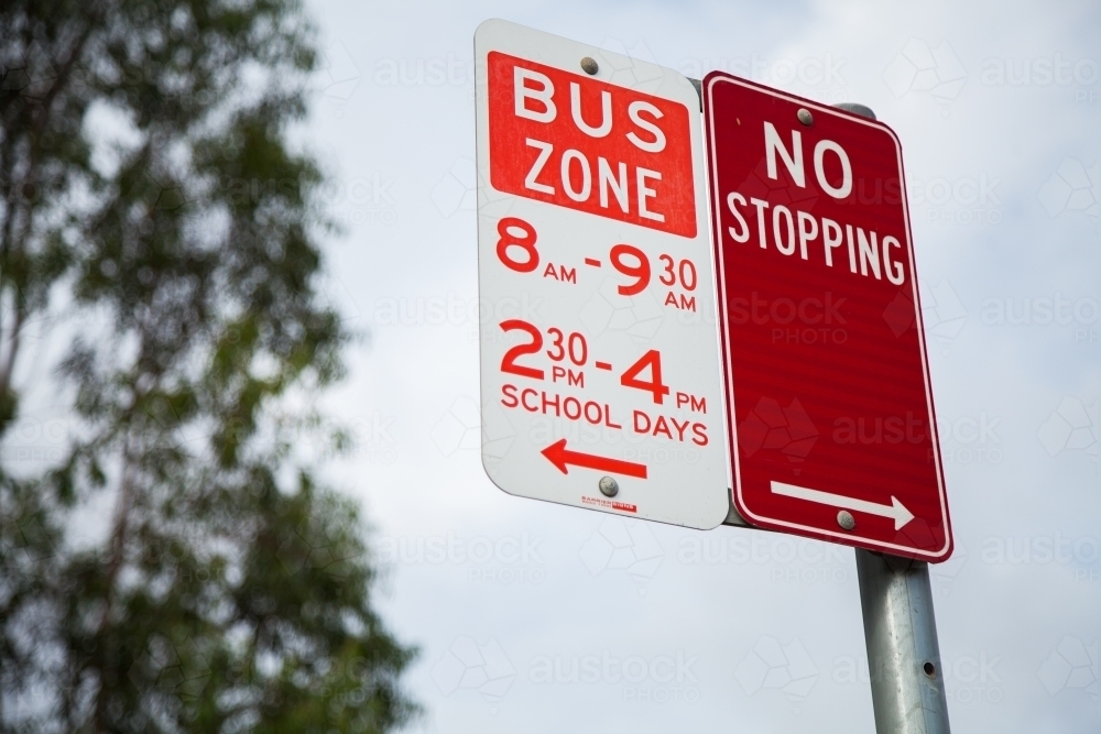 Bus Zone school days no stopping sign - Australian Stock Image