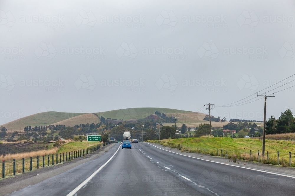 cars driving down freeway on overcast day in Bevridge vic on Hume freeway - Australian Stock Image