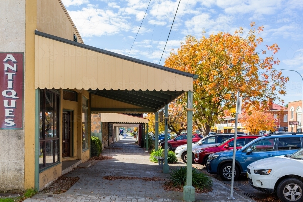 Cars in 45 degree parking spaces in front of antiques shopfront in Gunning, New South Wales - Australian Stock Image