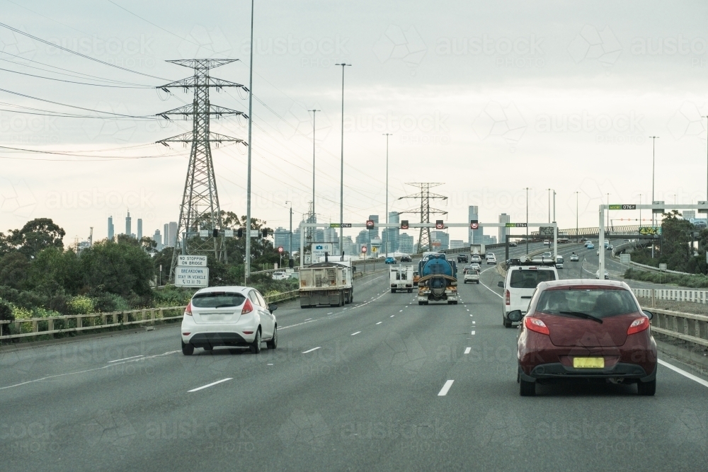 Image of Cars travelling into Melbourne on M1 freeway - Austockphoto