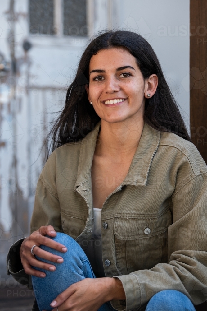 casual portrait of indigenous australian woman - Australian Stock Image