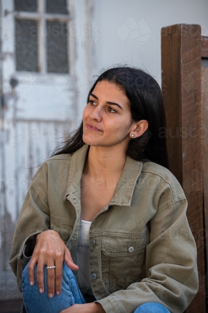 casual portrait of indigenous australian woman - Australian Stock Image