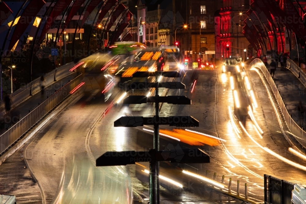 City traffic movement across the Victoria Bridge in Brisbane on a wet evening. - Australian Stock Image