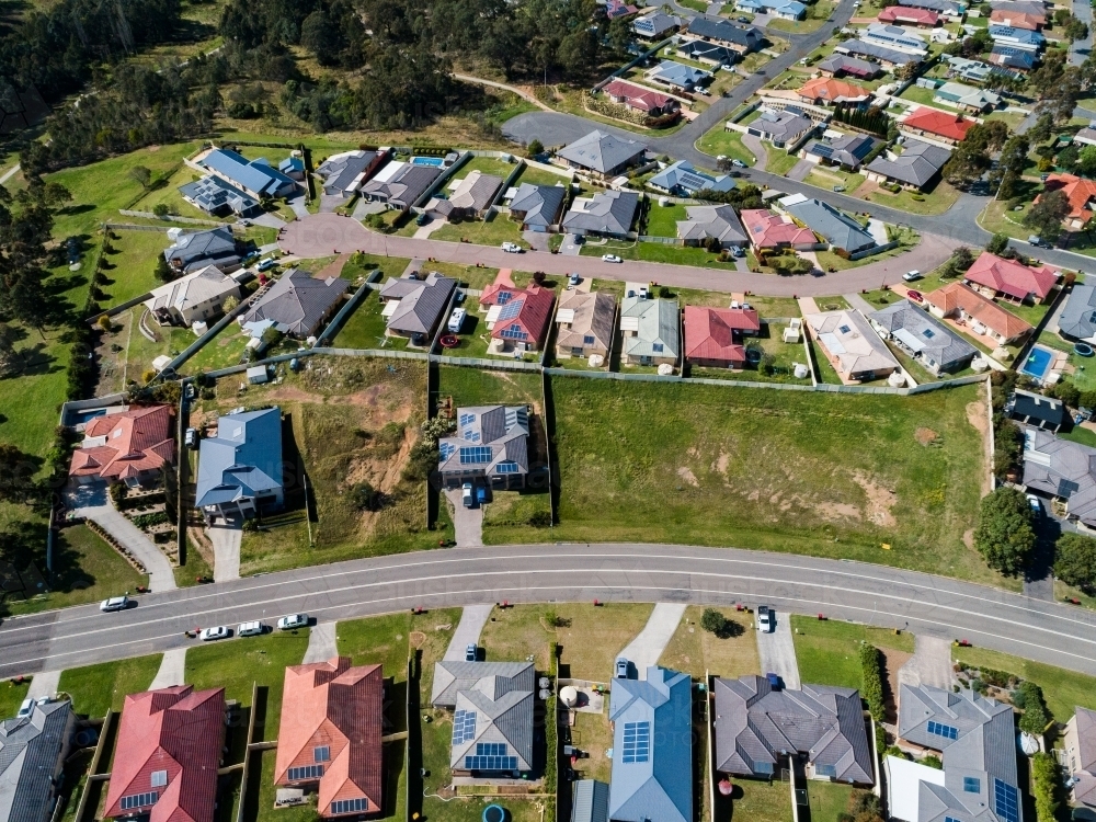 Cul de sac street with houses and empty blocks in well to do part of town - Australian Stock Image