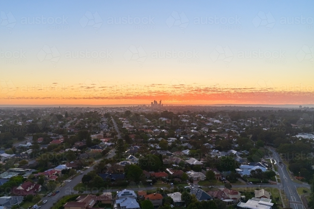 Dawn view in Perth, Western Australia, with the CBD skyline silhouetted on the horizon - Australian Stock Image