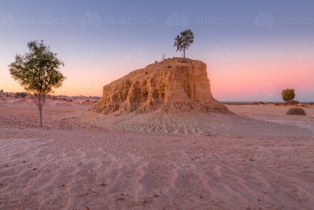 Desert sands and cracking clay in the desert and dried lake at Mungo in outback Australia - Australian Stock Image