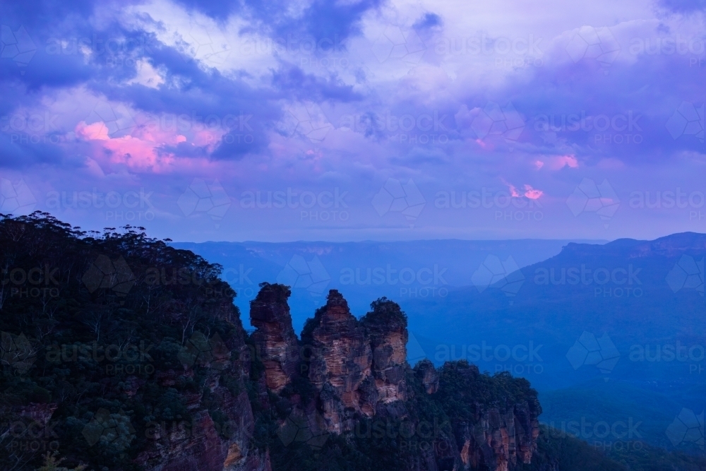 Dramatic clouded dusk sky over The Three Sisters in Blue Mountains - Australian Stock Image