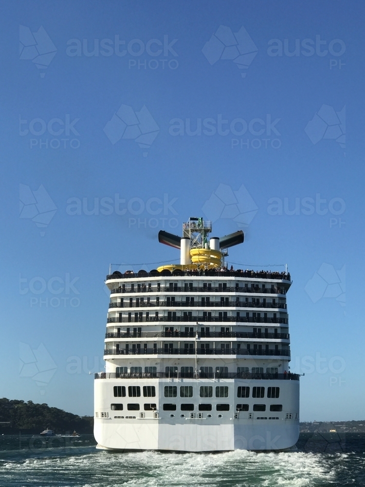 cruise ship leaving sydney harbour today