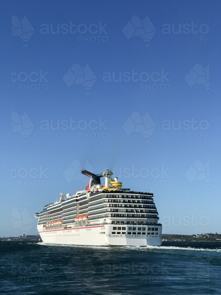 cruise ship leaving sydney harbour today