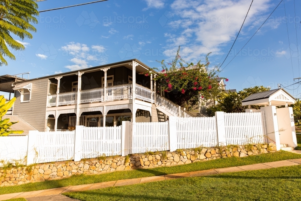 Image Of Large Renovated Queenslander House With Verandah And White Fence Austockphoto 4465