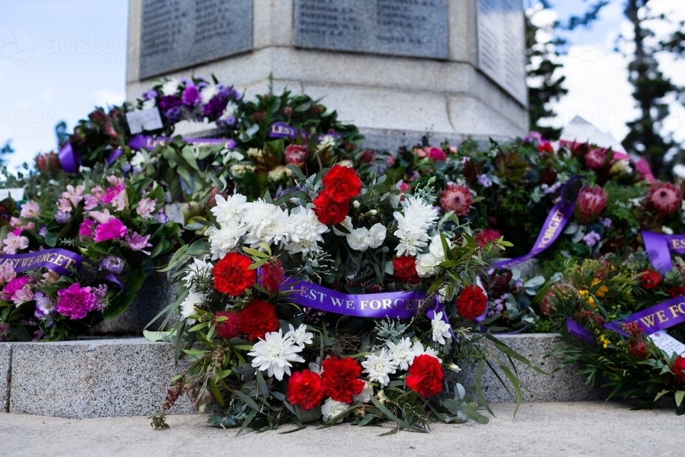 Lest we forget wreath at base of cenotaph on ANZAC day - Australian Stock Image