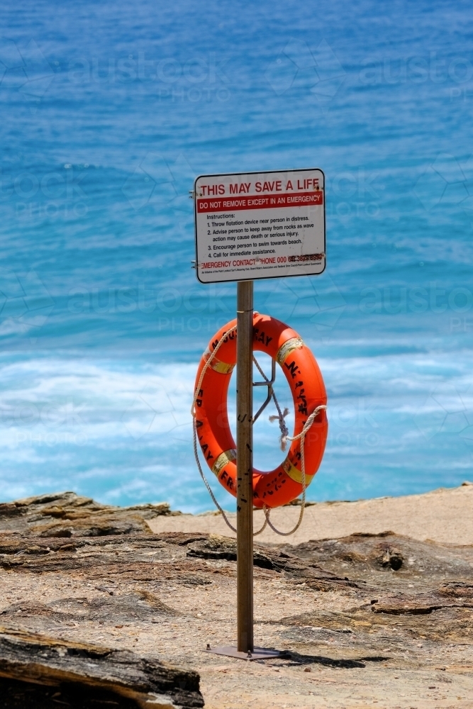 Life buoy and warning sign on cliff at North Gorge,  Stradbroke - Australian Stock Image