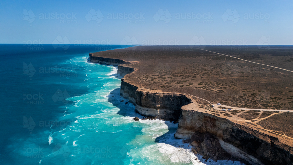 Long stretch of towering cliffs with deep turquoise waters. - Australian Stock Image