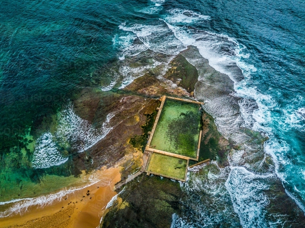 Mona Vale rock pool sits out on the rocky reef that separates Mona Vale Beach from Bongin Bongin Bay - Australian Stock Image