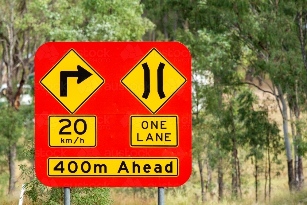 Narrow one lane road sign before Burnett River bridge near Eidsvold, QLD. - Australian Stock Image