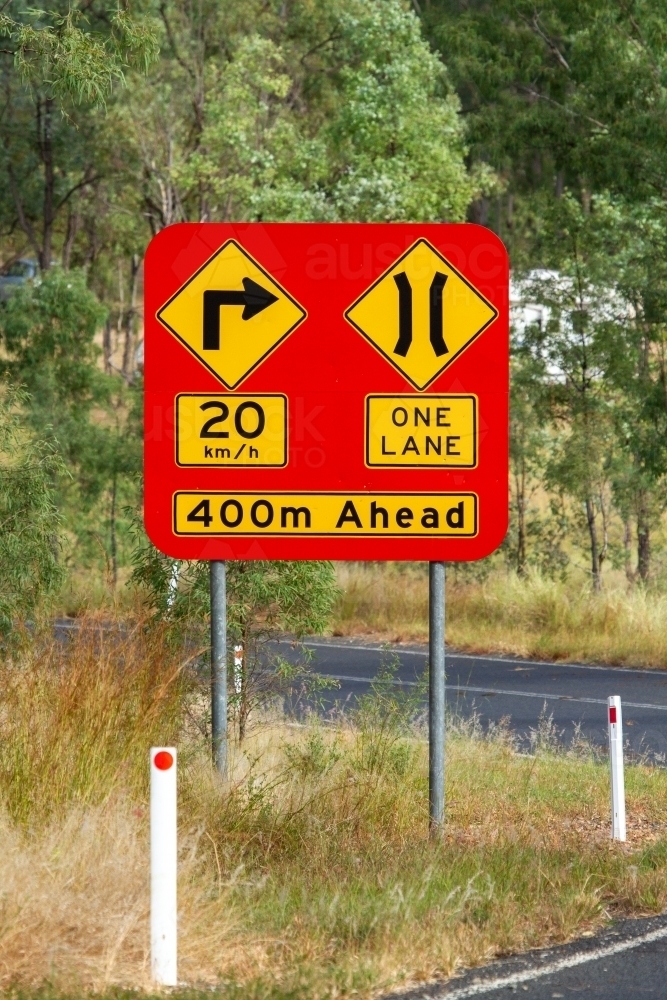 Narrow one lane road sign before Burnett River bridge near Eidsvold, QLD. - Australian Stock Image