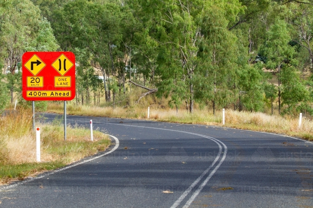 Narrow one lane road sign before Burnett River bridge near Eidsvold, QLD. - Australian Stock Image