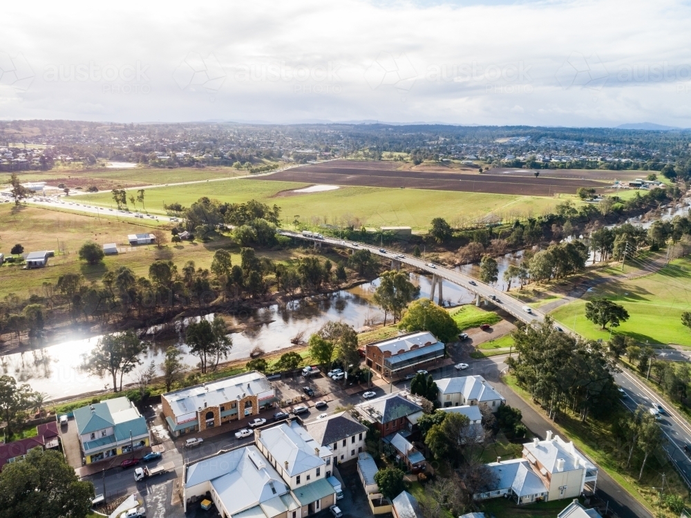 New England Highway bridge over Hunter river with traffic going through Singleton town - Australian Stock Image