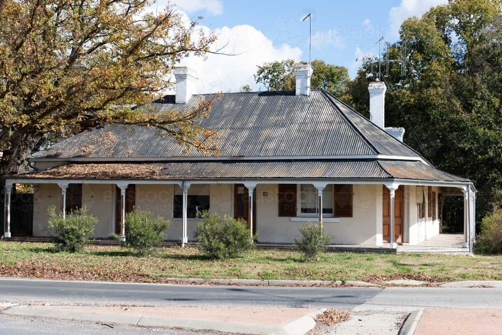 Old rural victorian home with wrap around veranda - Australian Stock Image