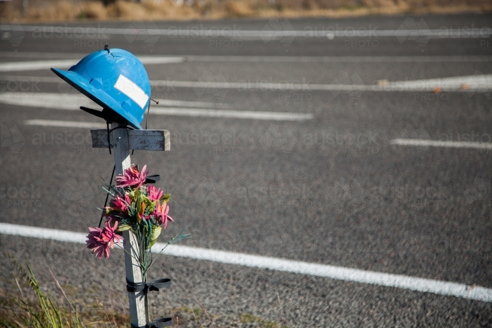 Roadside Memorial with white cross and blue miners helmet - Australian Stock Image