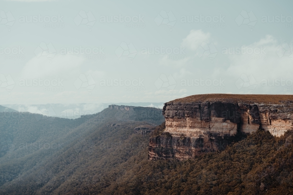 Rocky cliff face view from Kanangra Walls Lookout on a sunny day - Australian Stock Image