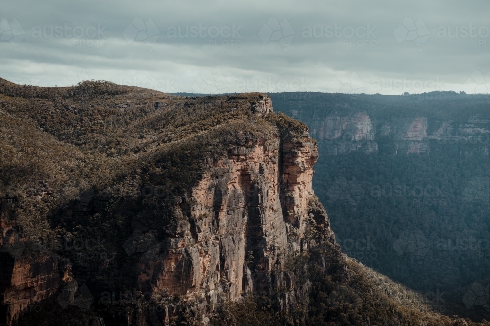 Rugged cliff face view near the summit of the Lockleys Pylon Walking Track - Australian Stock Image