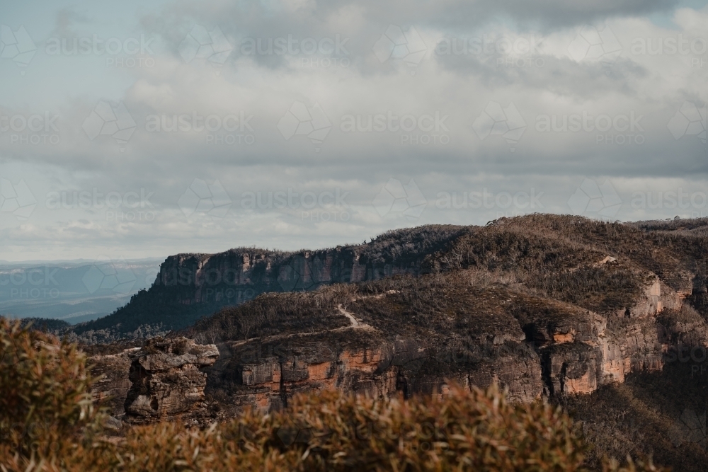 Rugged cliffs of the Narrow Neck Plateau as seen from Cahill's Lookout, Blue Mountains - Australian Stock Image