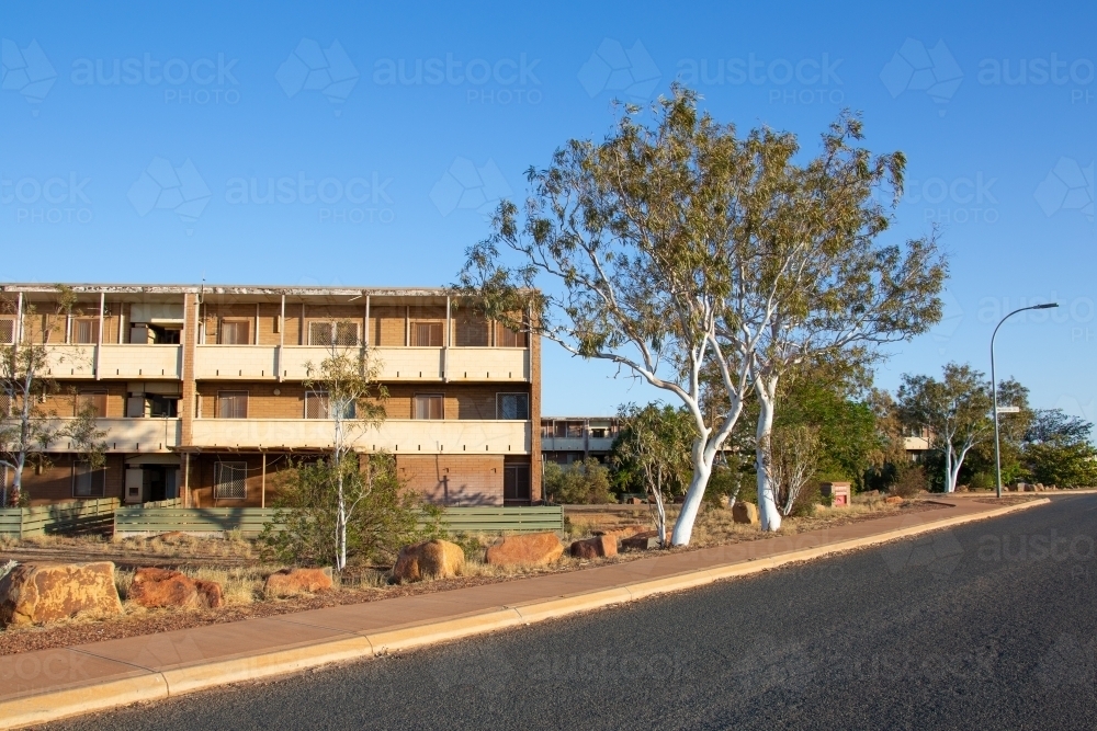 Run-down residential block of flats in the Pilbara - Australian Stock Image