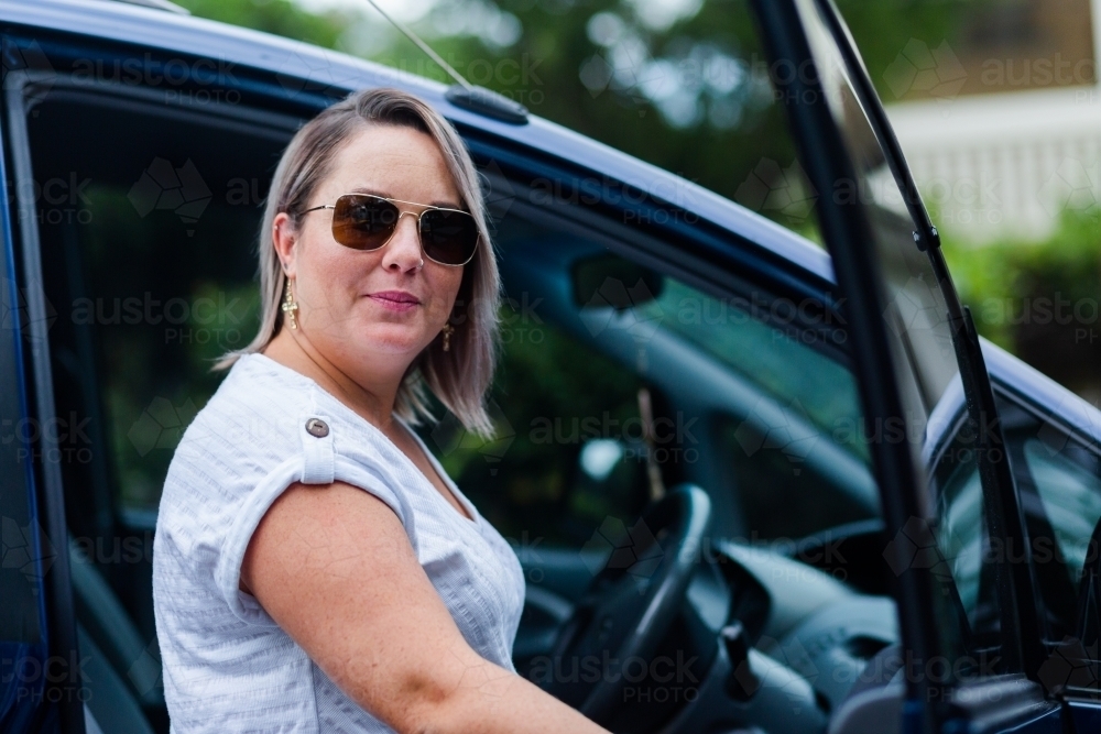 School mum getting into car ready to take children to school - Australian Stock Image