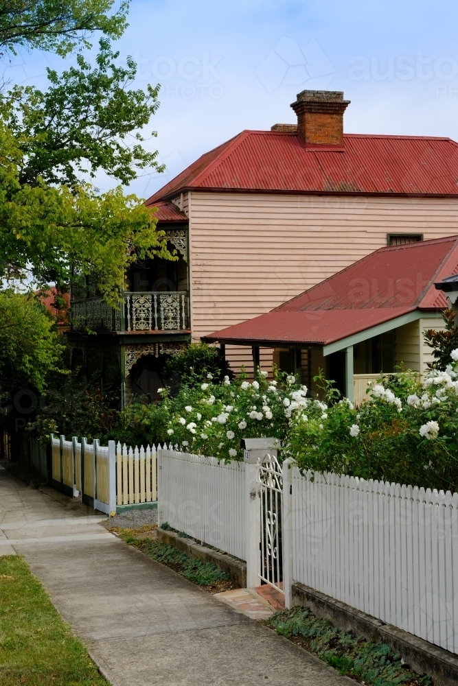 Street scene in Daylesford with historic houses - Australian Stock Image