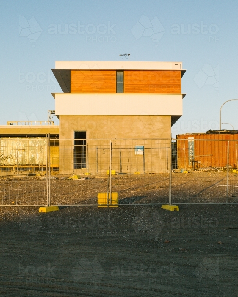 Street view of suburban housing construction development, evening light - Australian Stock Image