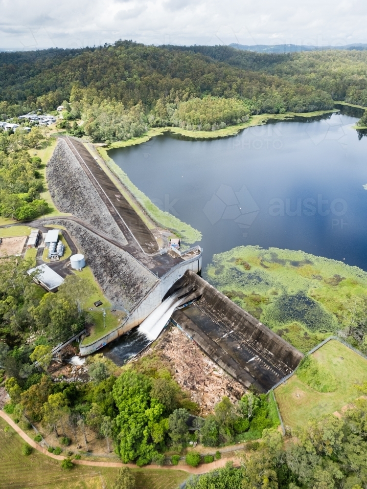 The Enoggera Reservoir, with flowing spillway, in the Brisbane suburb of The Gap - Australian Stock Image