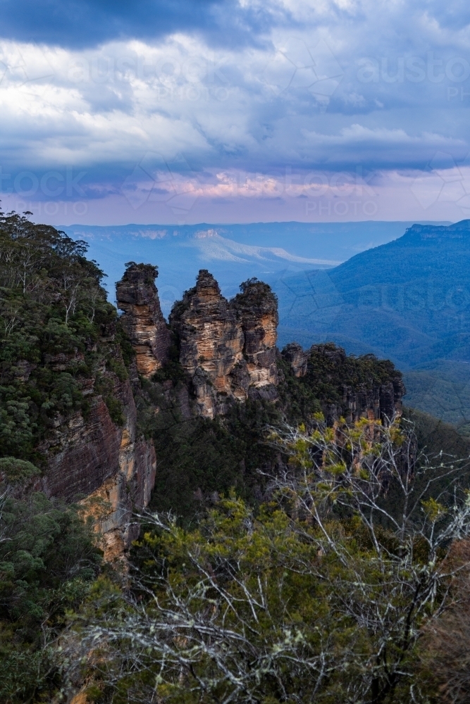 Three sisters in Blue Mountains on cloudy evening with soft purple sky - Australian Stock Image