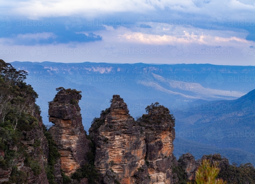 Three sisters in Blue Mountains on cloudy evening with soft purple sky - Australian Stock Image