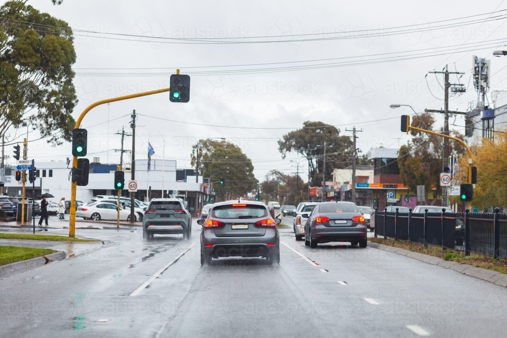 image-of-traffic-lights-at-intersection-with-cars-on-rainy-wet-day-with