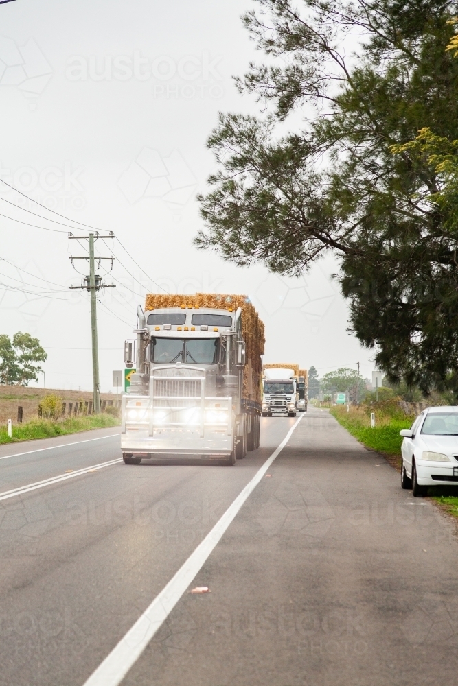 Truck flashing lights to people watching as it delivers hay for drought relief - Australian Stock Image