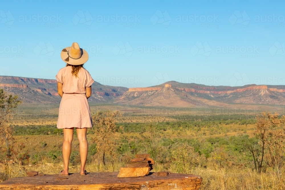 vast Kimberley landscape with tourist in felt hat - Australian Stock Image