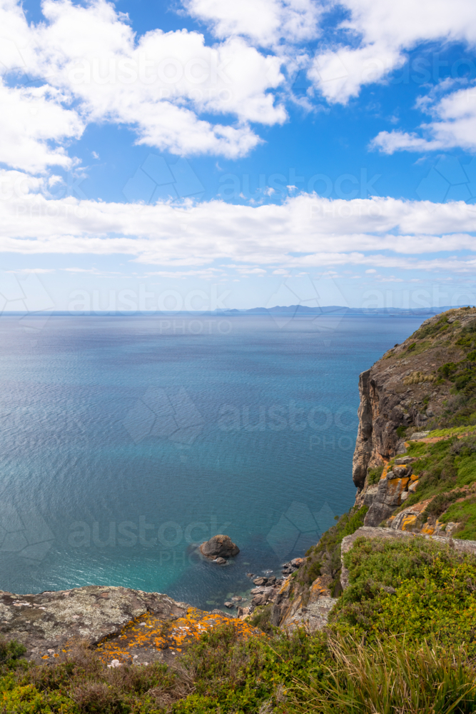 View of blue ocean from the top of a cliff - Australian Stock Image