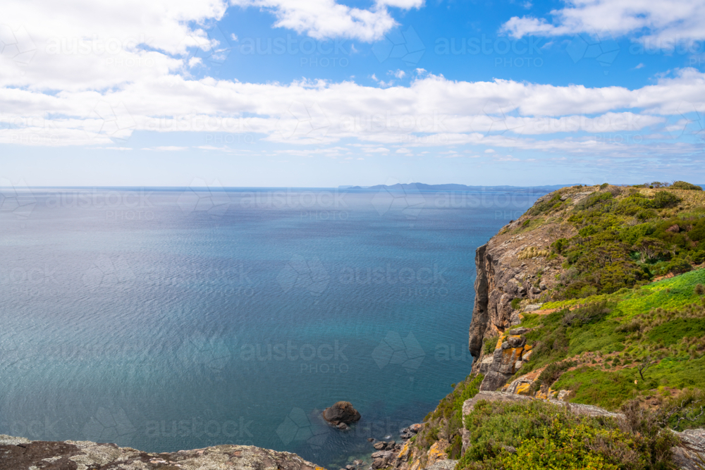 View of blue ocean from the top of a cliff - Australian Stock Image