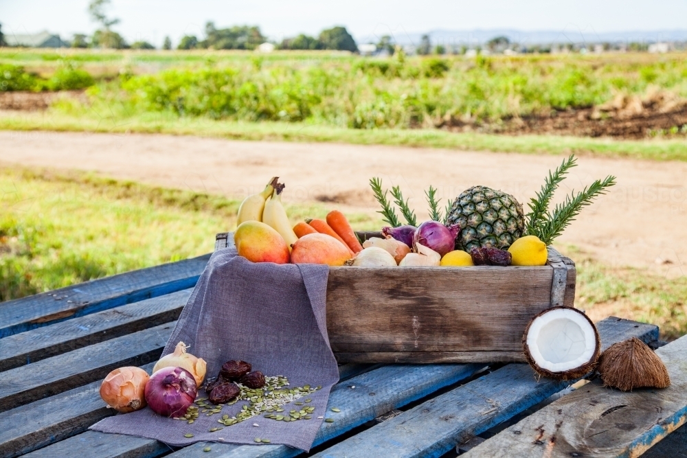 Wooden box of fresh fruit and veg on pallet on Aussie farm - Australian Stock Image